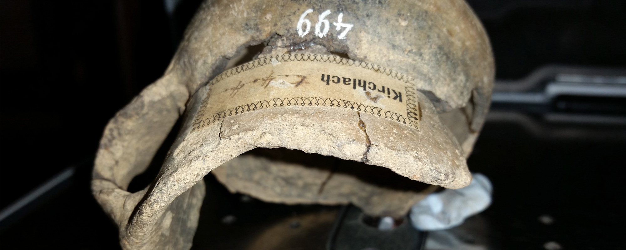 Analysis of the chemical composition of an Iron Age vessel using portable XRF measurement (Photo: F. Engelbogen)